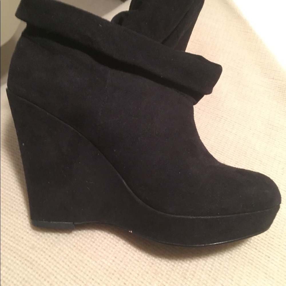 Kelsi Dagger black suede booties!